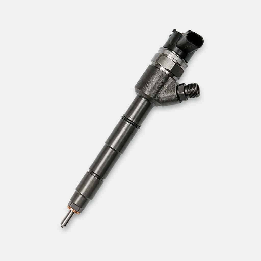 Injecteur diesel 1.6 présenté seul sur fond neutre