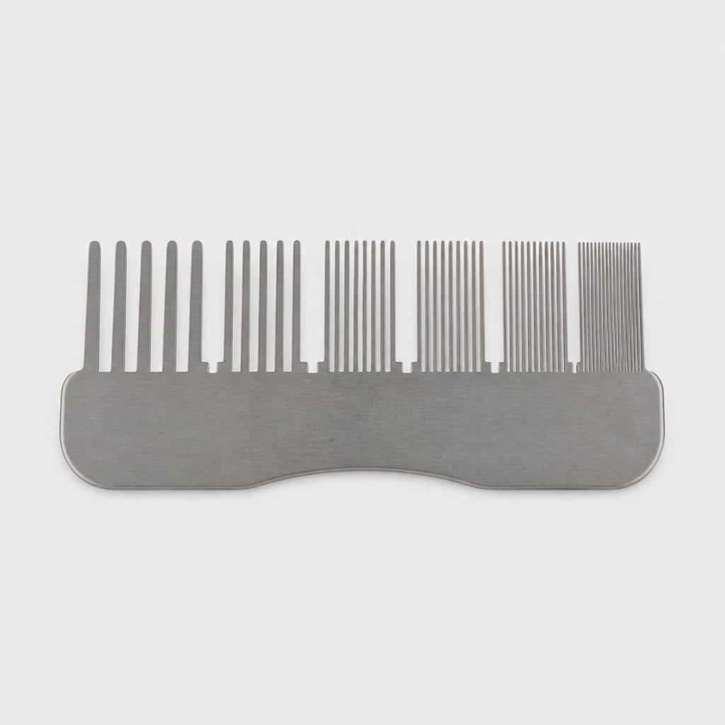 Peigne redresseur d'ailettes pour radiateur présenté seul sur fond neutre